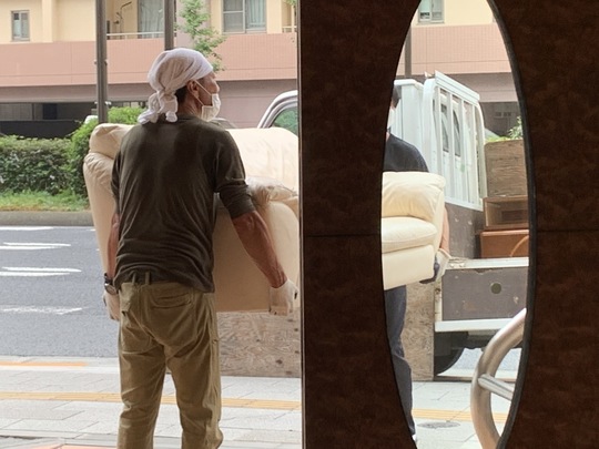 ソファー処分なら解体もできる足立区の本丸へ、お部屋から運搬